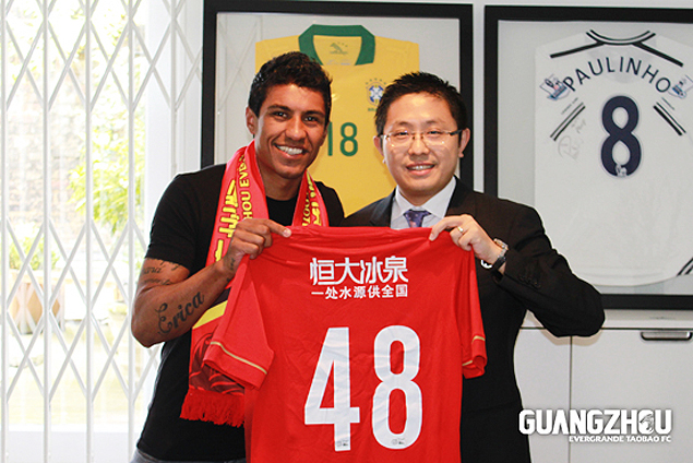 Paulinho usar a camisa 48 no Guangzhou Evergrande