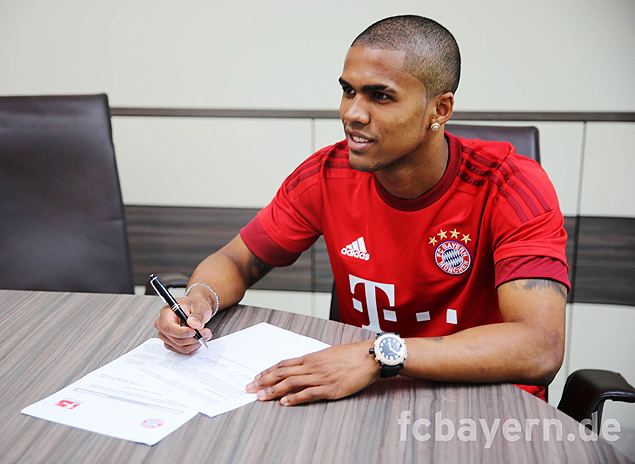 Douglas Costa assina contrato com o Bayern de Munique