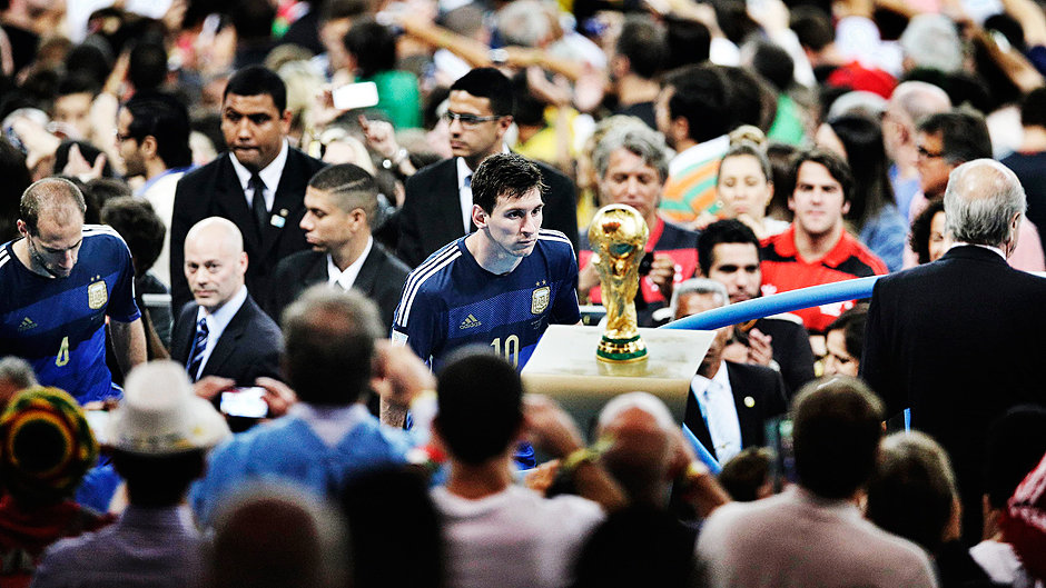 Lionel Messi observa o trofu da Copa do Mundo