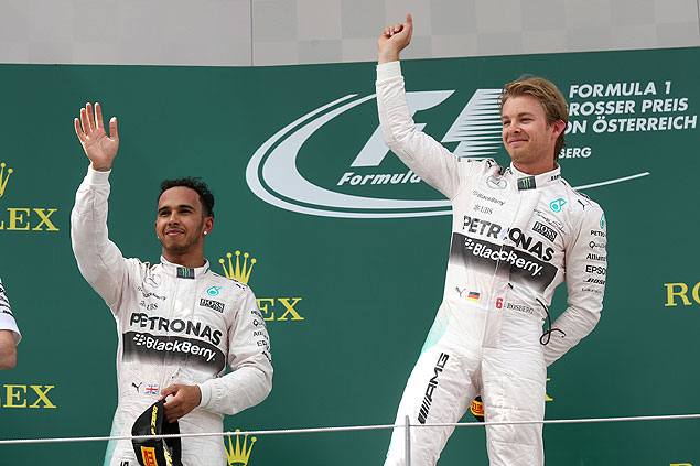Hamilton (esq.) ao lado de Rosberg no pdio do GP da ustria