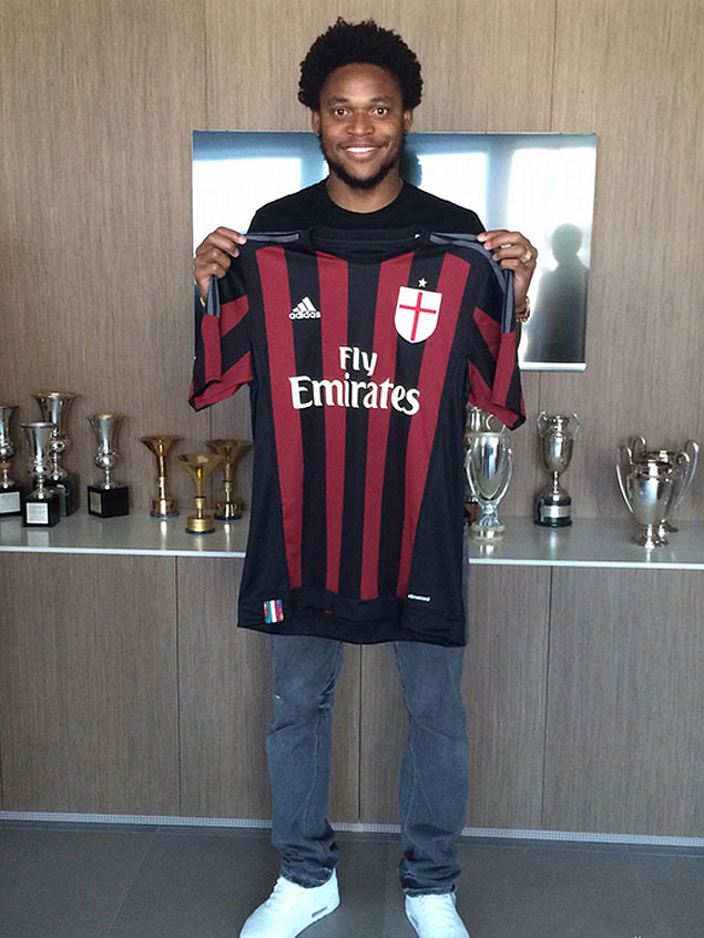 O atacante Luiz Adriano mostra a camisa do Milan