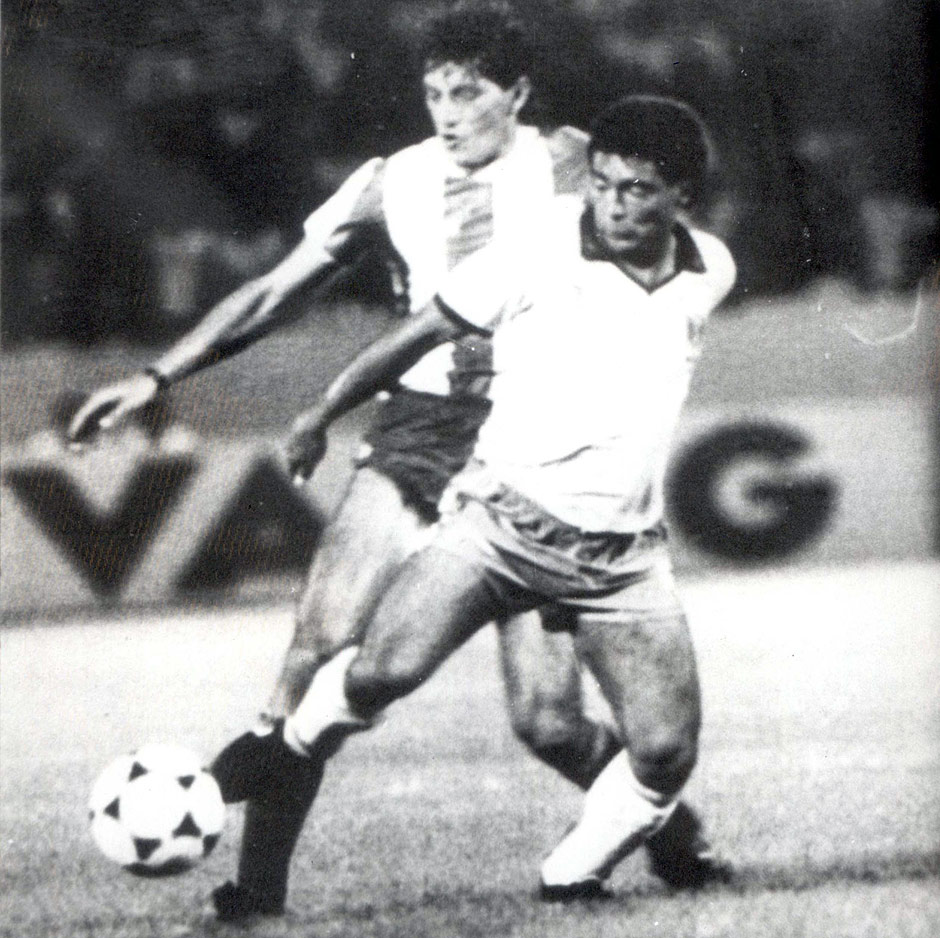 Romrio protege a bola em partida contra o Paraguai, pela Copa Amrica de 1989