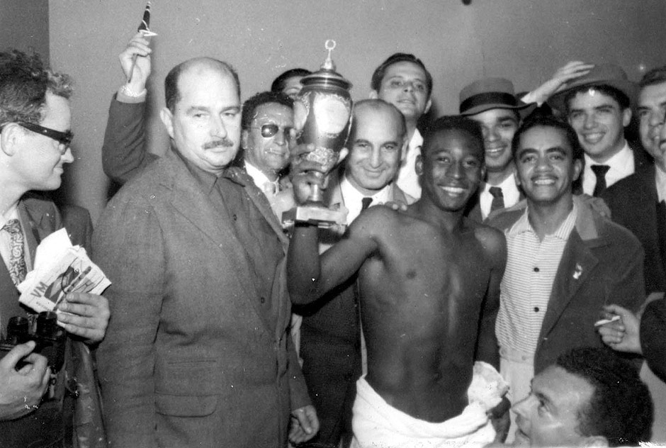 Pel mostra o trofu que ele ganhou da seleo da Unio Sovitica na Copa do Mundo de 1958