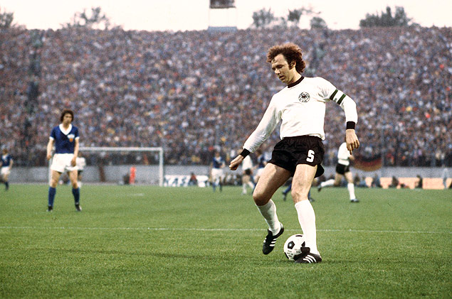 Franz Beckenbauer em ao pela Alemanha, na Copa do Mundo de 1974