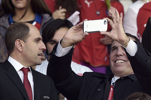 Juan Angel Napout tira selfie durante a final da Copa Amrica, no Chile