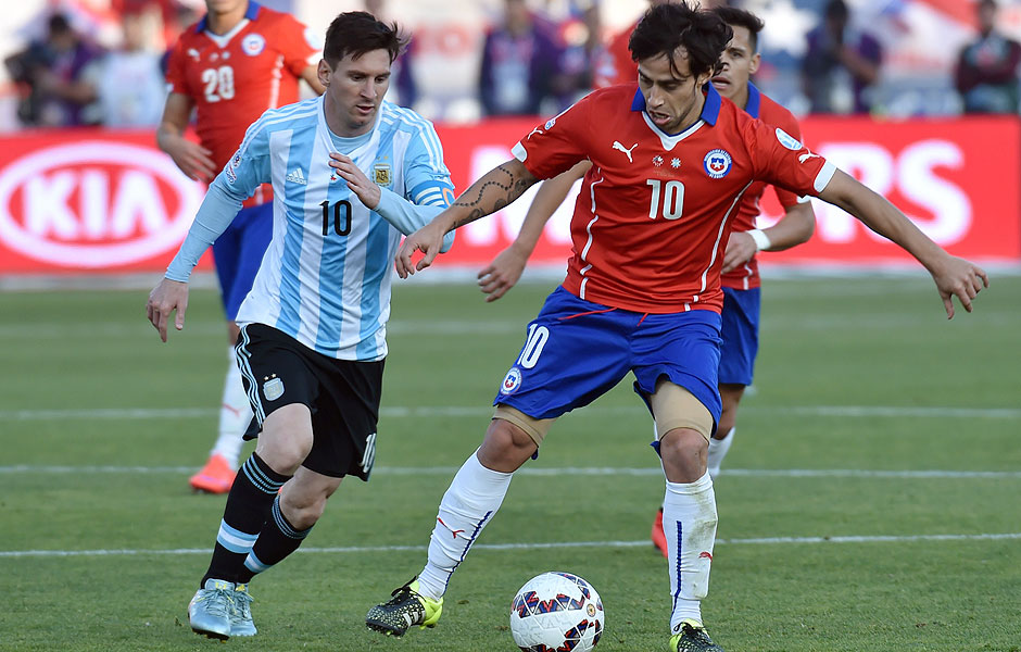 Valdivia e Messi disputam bola durante a final da Copa Amrica entre Argentina e Chile 