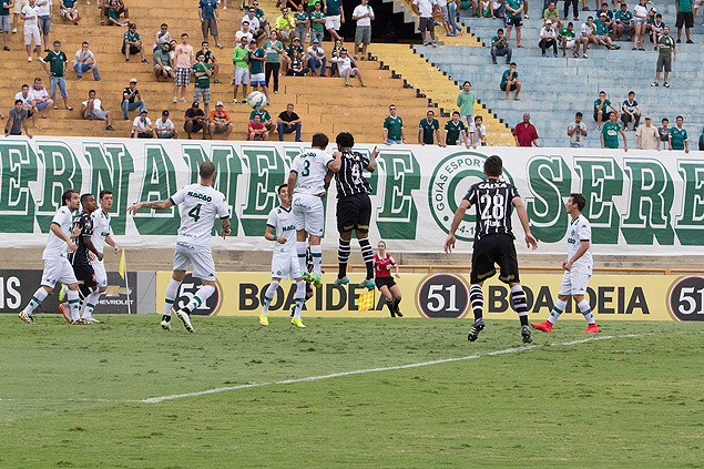 Gil disputa a bola com jogador do Gois em empate no Serra Dourada