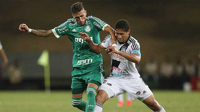 Autor de duas assistncias, Rafael Marques disputa bola com jogador da Ponte