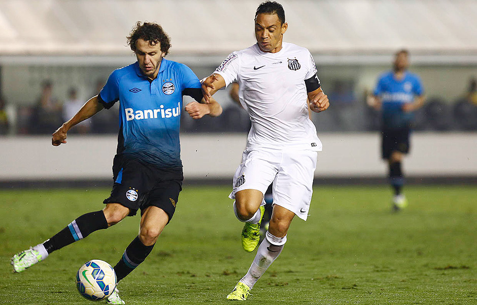 Ricardo Oliveira e Galhardo disputam bola em partida realizada na Vila Belmiro, em Santos