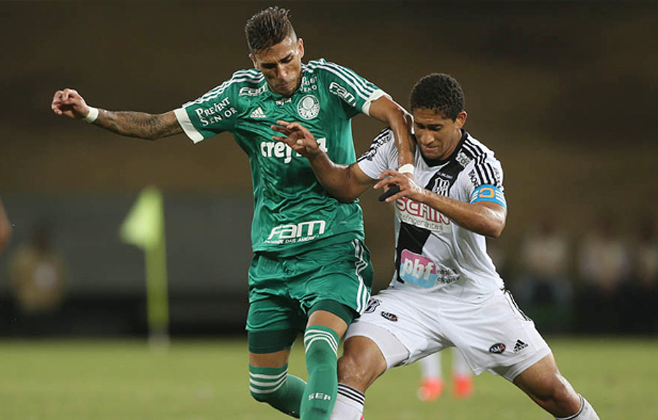 Autor de duas assistncias para gol, Rafael Marques disputa bola com jogador da Ponte