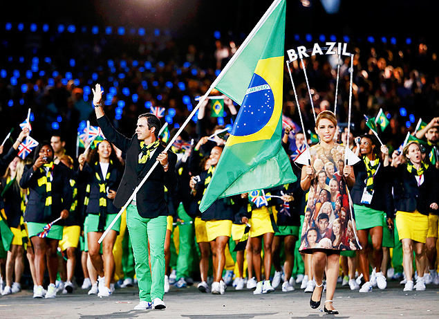 Rodrigo Pessoa carrega a bandeira do Brasil na abertura da Olimpada de Londres, em 2012