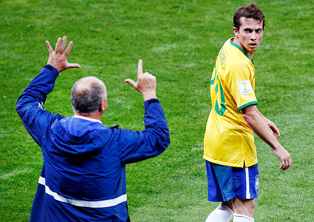 Observado por Bernard, Felipo faz gesto durante a derrota do Brasil para a Alemanha por 7 a 1