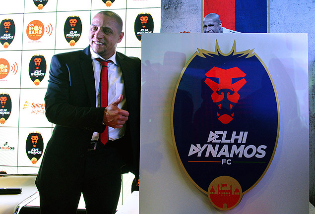 Roberto Carlos durante a apresentao do novo escudo do Delhi Dynamos