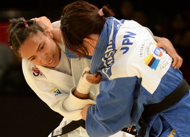 A judoca rika Miranda, de branco, enfrenta a japonesa Yuki Hashimoto em competio em 2013