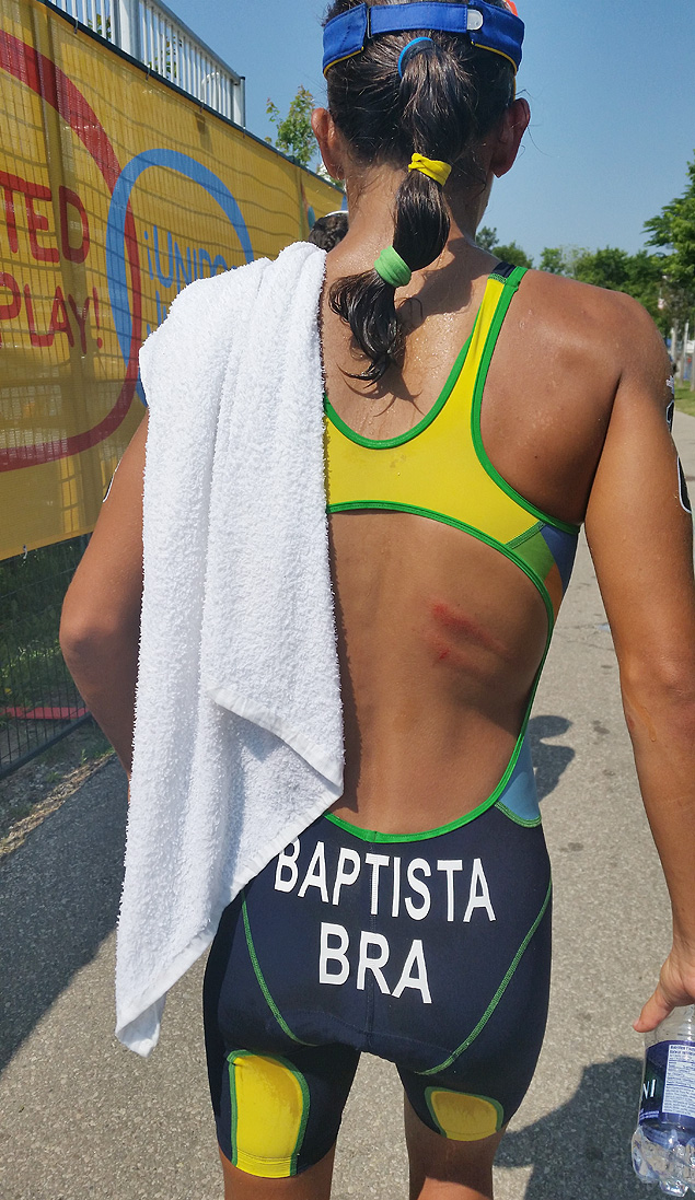 A brasileira Luisa Duarte caiu de bicicleta na prova de triatlo do Pan