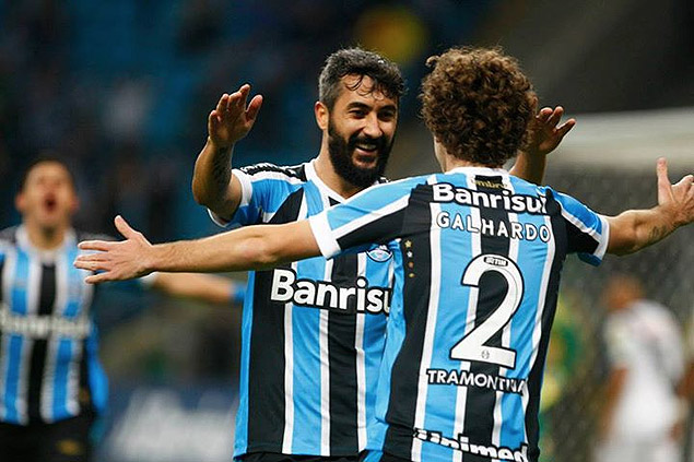 Galhardo e Douglas comemoram o primeiro gol do Grmio na vitria sobre o Vasco