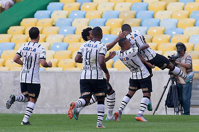Jogadores do Corinthians comemoram gol na vitria sobre o Flamengo