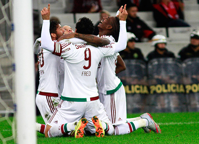 Jogadores do Fluminense comemoram gol na vitria sobre o Atltico-PR