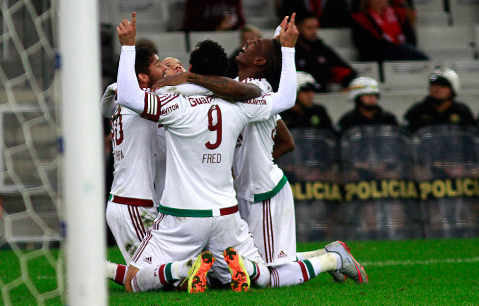 Jogadores do Fluminense comemoram gol que deu a vitria do clube sobre o Atltico-PR