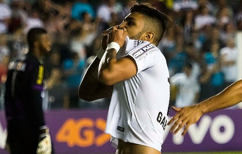 Gabriel comemora o terceiro e ltimo gol do Santos diante do Figueirense, na Vila Belmiro