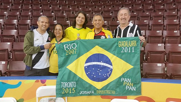 Josaf, com a camisa do Flamengo, ao lado do filho e amigos no Pan de Toronto
