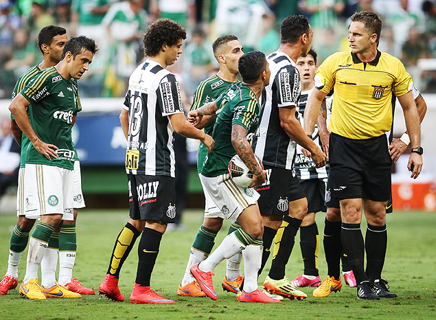 Jogadores de Palmeiras e Santos protestam contra arbitragem de Rodrigo Furlan