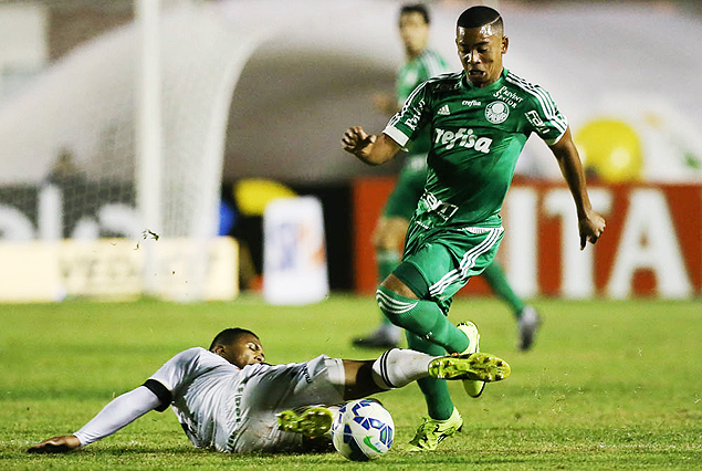 Gabriel Jesus tenta escapar da marcao em jogo do Palmeiras contra o Asa