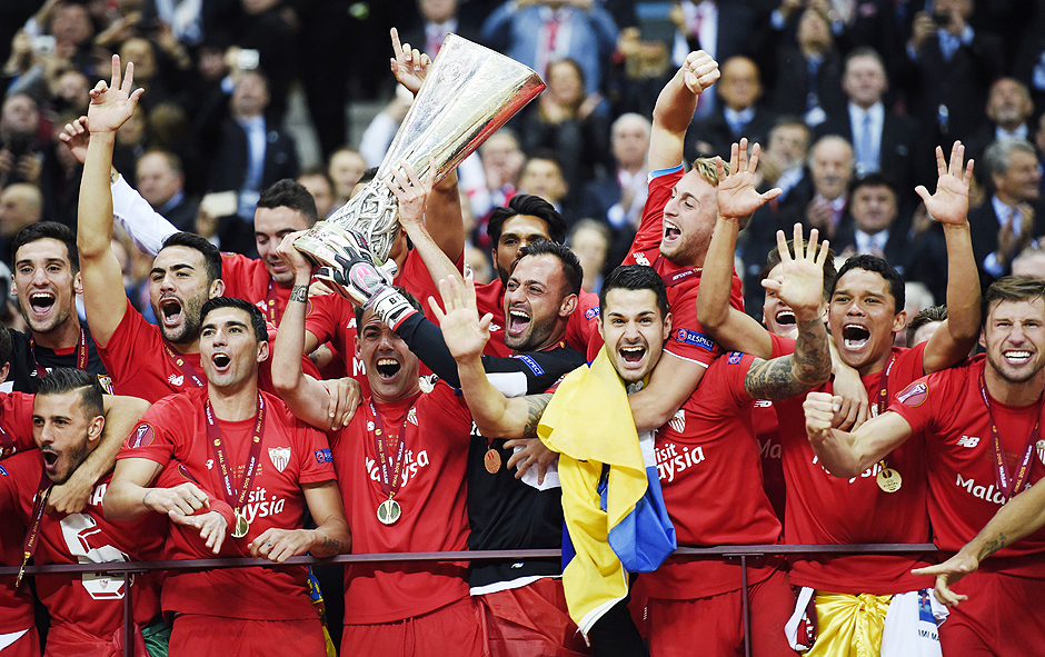 Jogadores do Sevilla comemoram a conquista da Liga Europa