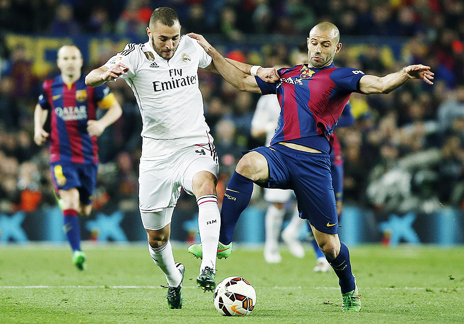 Benzema e Mascherano disputam a bola no mais conhecido clássico espanhol entre Real Madrid e Barcelona 