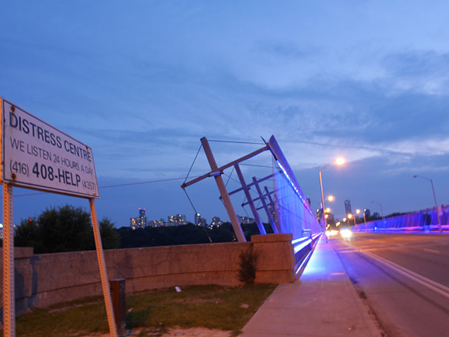 Viaduto Bloor, na rea central de Toronto, que e o segundo do mundo em numero de suicdios (cerca de 400 desde a sua inagurao