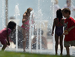 Crianças brincam em Sugar Beach, no bairro East Bayfront, em Toronto, no Canadá que foi totalmente revitalizado Danilo Verpa-18.Jul.2015/Folhapress