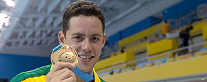 Thiago Pereira exibe a medalha de ouro – Danilo Verpa-18.jul.2015/Folhapress