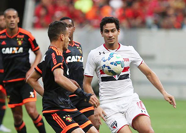 Um dos expulsos do So Paulo, Ganso divide bola com jogador do Sport