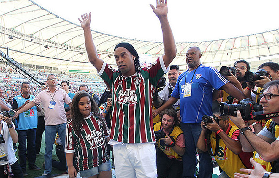 Ronaldinho Gacho se apresenta para a torcida do Fluminense no estdio do Maracan