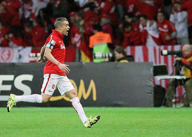D'Alessandro comemora gol do Internacional na primeira partida da semifinal da Libertadores
