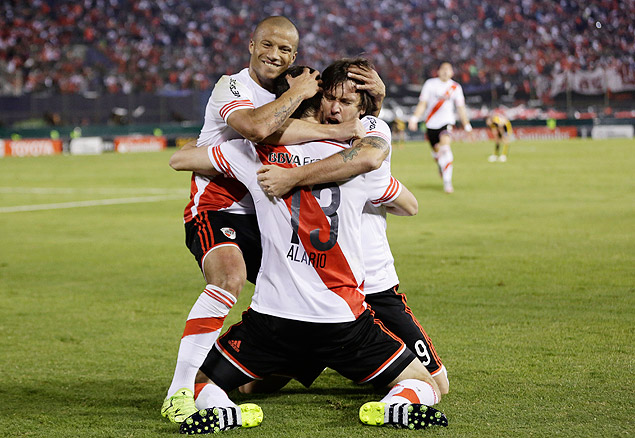 Jogadores do River Plate comemoram o gol do empate na semifinal da Libertadores