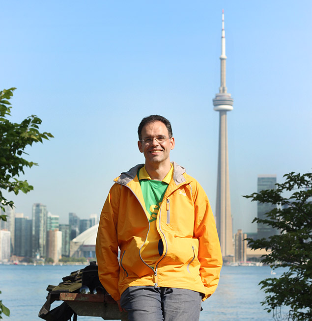 Voluntrio Sandro Sousa, com a vista da cidade no fundo, a CN Tower e o Roger Centre