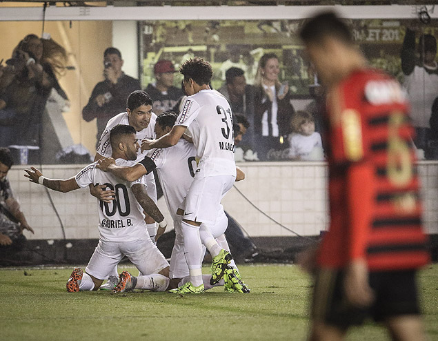 Jogadores do Santos comemoram um gol contra o Sport, pela Copa do Brasil