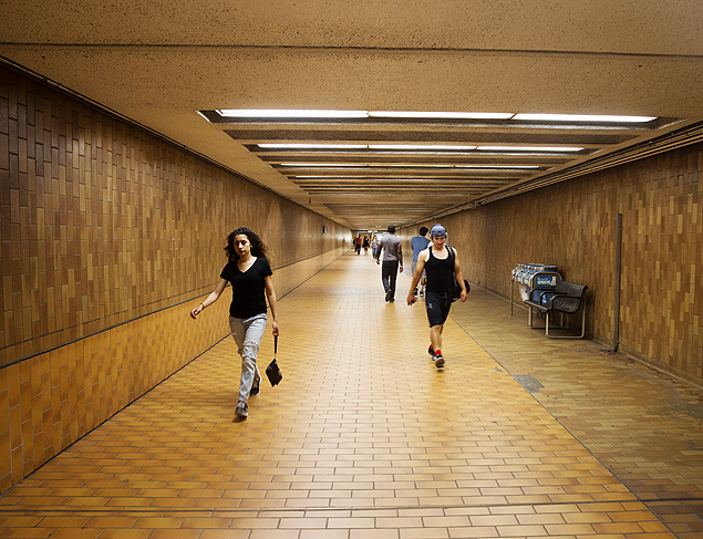 Pedestres caminham por estao de metr da cidade de Toronto