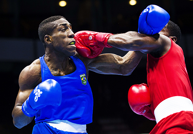 Joedison De Jesus Teixeira of Brazil (L) competes against Yasnier Toledo of Cuba (R) in a Men's Light Welterweight Bout during the 2015 Pan American Games July 22, 2015 in Toronto, Canada. AFP PHOTO / KEVIN VAN PAASSEN ORG XMIT: kvp