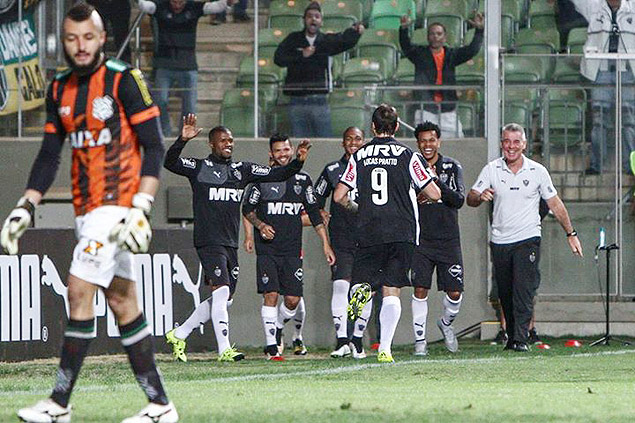 Lucas Pratto comemora o nico gol da vitria do Atltico-MG sobre o Figueirense