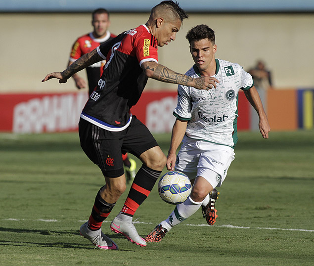 Guerrero disputa bola com jogador do Gois na vitria do Flamengo, no Serra Dourada