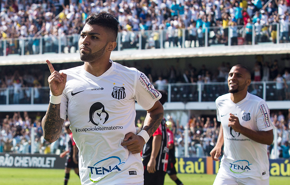 Autor de dois gols, Gabriel comemora vitria do Santos sobre o Joinville na Vila Belmiro