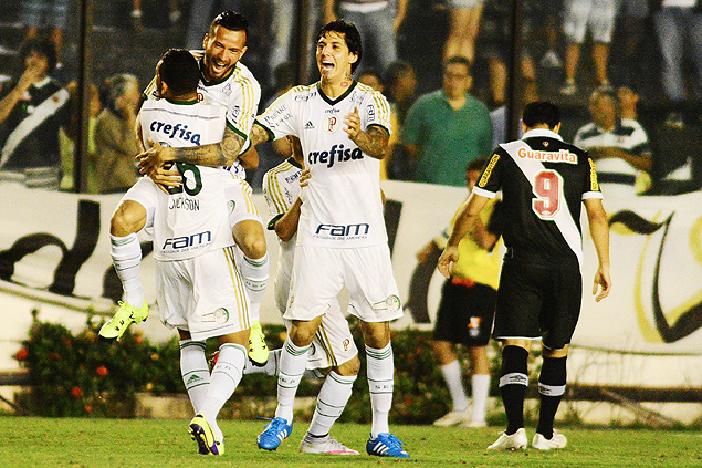 Jogadores do Palmeiras comemoram gol na vitria sobre o Vasco