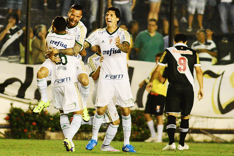 (Jogadores do Palmeiras comemoram um dos gols da goleada sobre o Vasco, em So Janurio