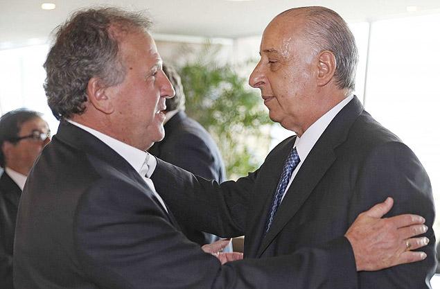 Zico cumprimenta Marco Polo Del Nero, presidente da CBF, ao tratar da eleio da Fifa
