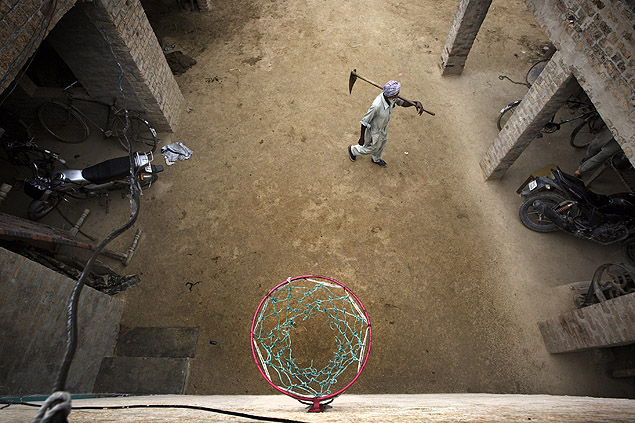 Uma cesta de basquete fixada numa parede de Ballo Ke, uma aldeia de cerca de 800 habitantes