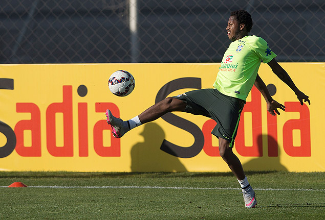 Fred domina a bola durante treino da seleção brasileira em Santiago
