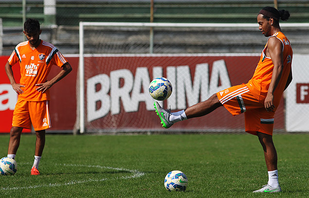 Ronaldinho controla a bola durante treino do Fluminense