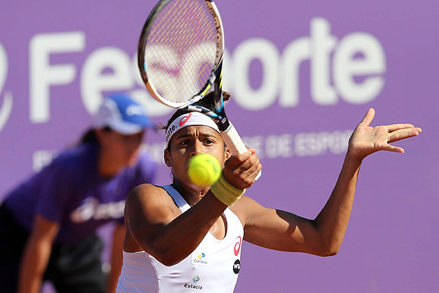 Teliana Pereira devolve bola em jogo pelo WTA de Florianpolis